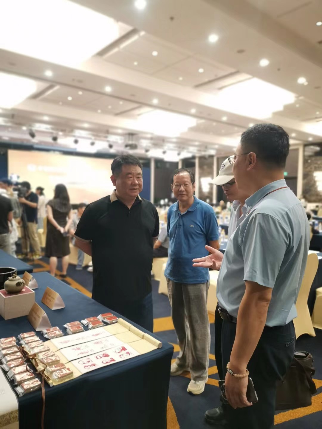 刘小虎在授牌现场与专家学者交流分享